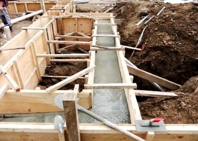 Заливка ленточного фундамента